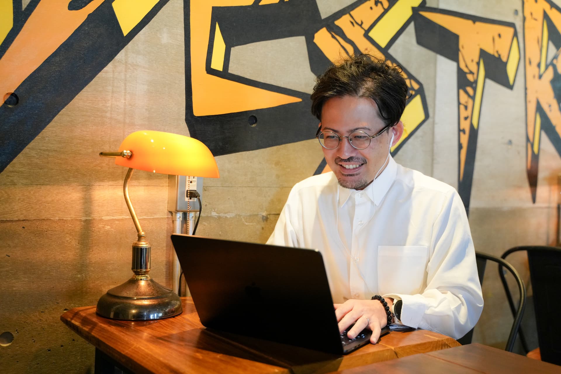 棚原 秀樹 - ノートPCで作業中